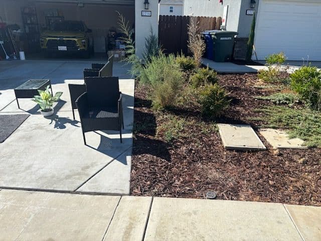 Gallery photos for Stunning Front Yard Transformation with Fresh Mulch: Image #3
